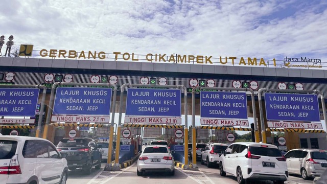 Suasana di Gerbang Tol Cikampek Utama, Selasa (3/5/2022). Foto: Arifin Asydhad/kumparan