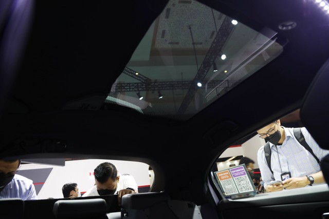Pengunjung melihat mobil Honda HR-V SE di pameran Indonesia International Motor Show (IIMS) Hybrid 2022 di JIExpo Kemayoran, Jakarta, Kamis (31/3). Foto: Aditia Noviansyah/kumparan