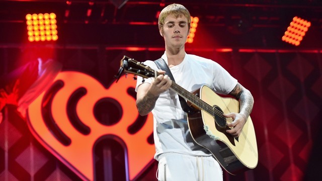 Aksi panggung penyanyi Justin Bieber. Foto: Getty Images