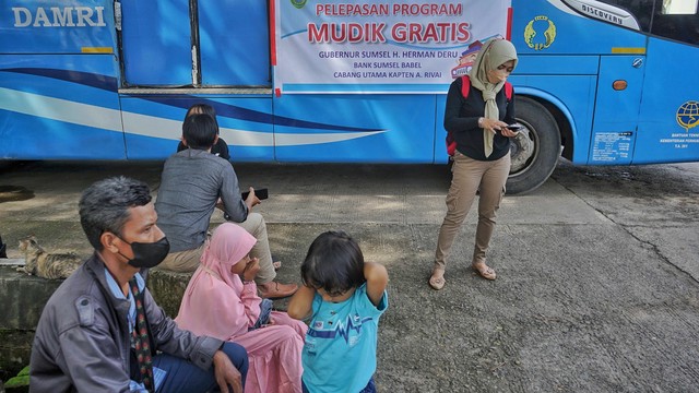 Foto: Gubernur Sumsel Lepas Pemudik 'Gratis' di Terminal Alang-Alang Lebar (16612)