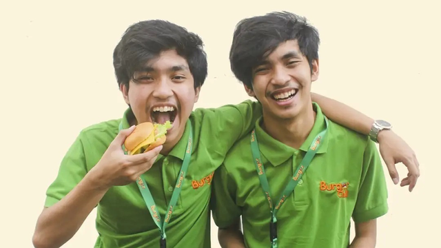 Dzaky Muhammad Abdullah Rahim dan Naufal Muhammad Abdullah Rahim. Sumber foto:  Instagram @burgerchill.id