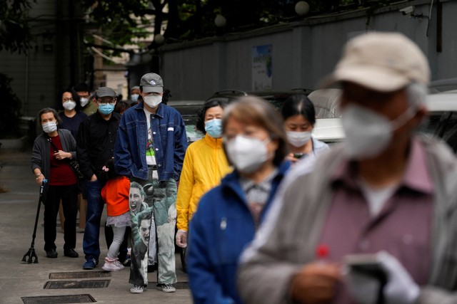 Warga mengantre untuk swab tes COVID-19 saat lockdown di tengah pandemi penyakit coronavirus, di Shanghai, China, Senin (9/5/2022). Foto: Aly Song/REUTERS