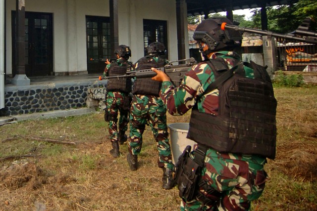 Prajurit TNI AD bersiap melakukan penyergapan musuh saat latihan Purkota Yonif 407/PK di Gedung Birao, Tegal, Jawa Tengah, Jumat (11/3/2022). Foto: Oky Lukmansyah/ANTARA FOTO