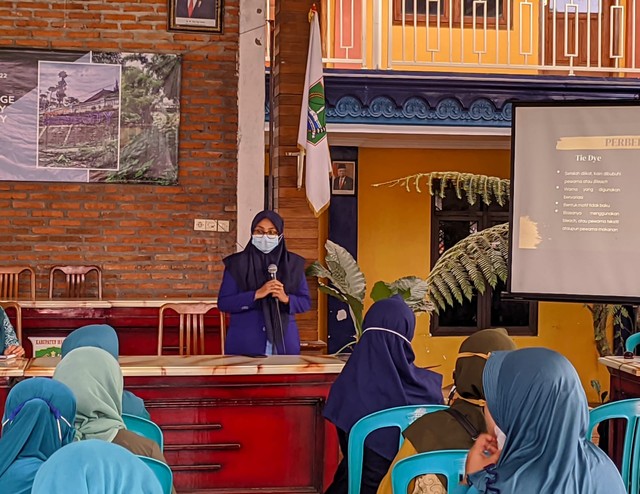 Pelatihan Tie Dye Bersam Ibu-Ibu PKK Foto : Andriansah AsPelatihan Tie Dye yang dilaksanakan oleh tim KKN universitas Negeri Malang di Pendopo Kantor Balai Desa Belung (10/03/2022) terlaksana dengan penuh antusias dari peserta pelatihan. Pelatihan ini diikuti oleh Ibu-Ibu PKK perwakilan setiap RT di Desa Belung.