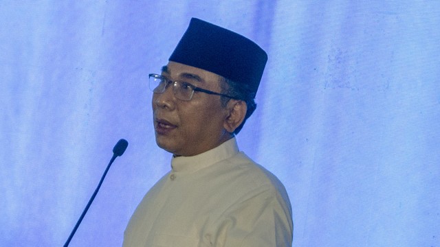 Ketua Umum Pengurus Besar Nahdlatul Ulama (PBNU) KH Yahya Cholil Staquf memberikan sambutan pada Rakernas dan Pengukuhan Pengurus Lembaga atau Badan khusus PBNU Masa Khidmat 2022-2027 di Pondok Pesantren Cipasung. Foto: ANTARA FOTO/Adeng Bustomi