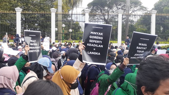 Lalu lintas di depan Gedung DPR tersendat karena demo mahasiswa pada Senin (11/4). Foto: Jacko Ryan/kumparan