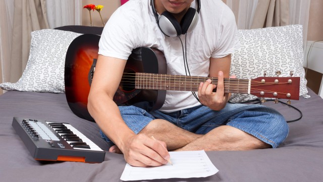 Ilustrasi menulis lagu. Foto: PrinceOfLove/Shutterstock