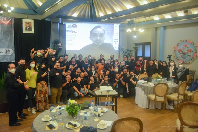 Foto bersama peserta muswil dengan Ketua IAI Wilayah Malang terpilih Ar Armudya Indra Permana secara virtual. Foto : dok