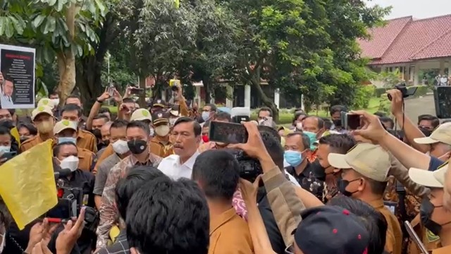 Aksi mahasiswa UI kibarkan bendera kuning di hadapan Menko Marves Luhut Binsar Panjaitan.
 Foto: Dok. Istimewa