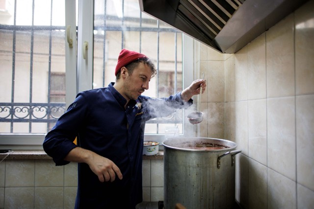 Koki selebriti Ukraina Ievgen Klopotenko memeriksa sup borscht di dapur restorannya, di Lviv, Ukraina, 29 Maret 2022. Foto: REUTERS/Alkis Konstantinidis