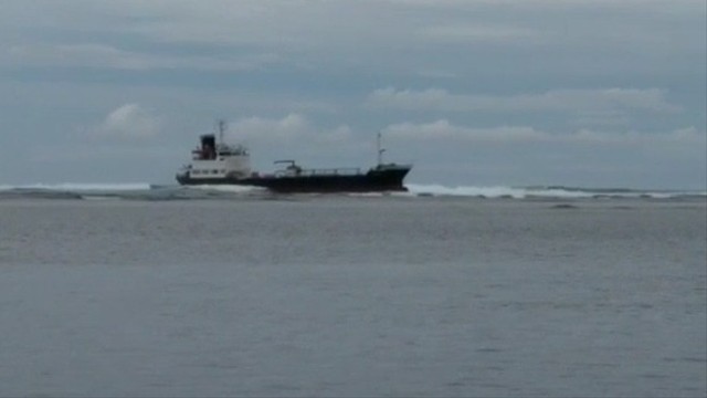 Kapal tanker Edricko 3 yang membawa aspal terdampar di Pantai Sancang Cibalong, Garut. Foto: SAR Jawa Barat