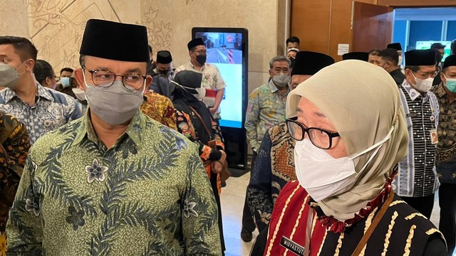 Gubernur DKI Jakarta Anies Baswedan (kiri) dan Kadinkes DKI Widyastuti, di Balai Kota DKI Jakarta, Kamis (7/4/2022). Foto: Haya Syahira/kumparan