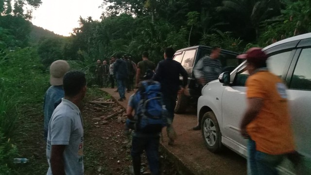 Tim gabungan yang terdiri dari BBKSDA, Polri, TNI, lembaga terkait dan masyarakat saat akan mengevakuasi harimau terjerat di di Desa Batu Godang, Kecamatan Angkola Sangkunur, Kabupaten Tapanuli Selatan, Sumut (24/4/2022). Foto: BBKSDA