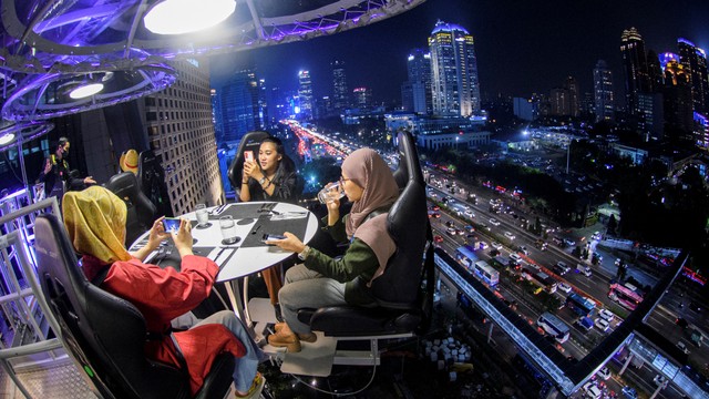 Pengunjung menikmati suasana dari ketinggian di Lounge in the Sky Indonesia di Jakarta, Selasa (29/3/2022). Foto: Sigid Kurniawan/ANTARA FOTO