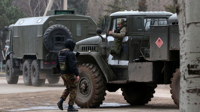 Kendaraan militer tentara Rusia terlihat di Armyansk, Krimea, Jumat (25/2/2022). Foto: Stringer/AFP
