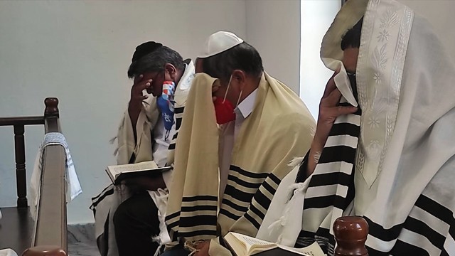 Umat Yahudi saat berdoa di Sinagogue Shaar Hasamayim Minahasa. (foto: febry kodongan/manadobacirita)