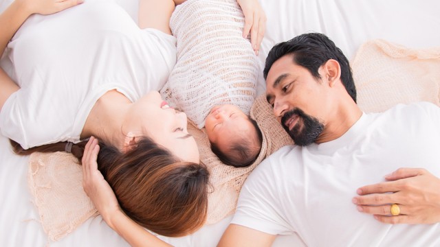 Ilustrasi pasangan suami istri dan anaknya. Foto: Simplylove/Shutterstock