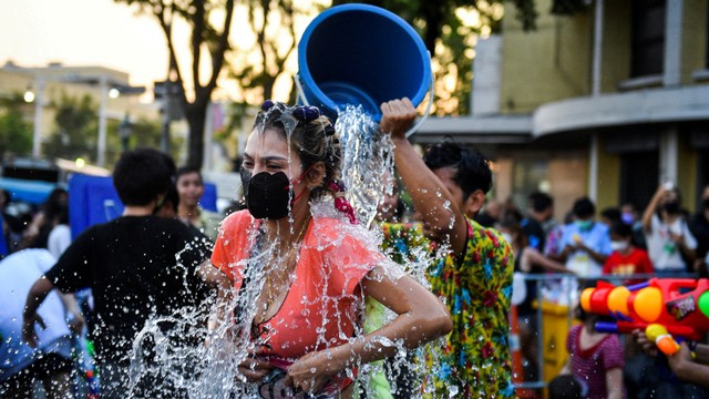 Orang-orang bermain air saat merayakan liburan Songkran yang menandai Tahun Baru Thailand, di Bangkok, Thailand, Rabu (13/4/2022). Foto: Chalinee Thirasupa/REUTERS