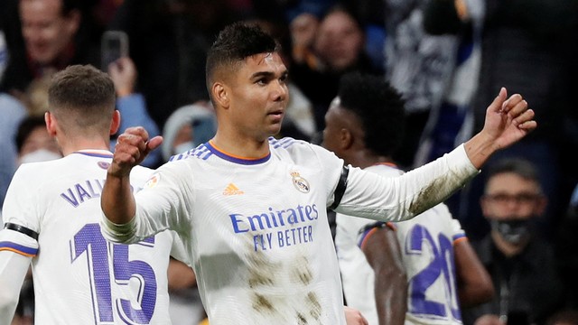 Pemain Real Madrid Casemiro merayakan gol pertamanya saat hadapi Getafe di Santiago Bernabeu, Madrid, Spanyol, Sabtu (9/4/2022). Foto: Javier Barbancho/REUTERS