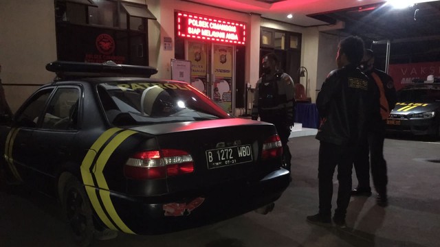 Tim Patroli Perintis Presisi Polres Metro Depok mengamankan kendaraan milik ormas yang menyerupai kendaraan polisi menggunakan rotator. Foto: Dok. Istimewa