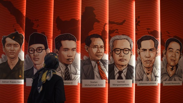 Pengunjung melintas di depan gambar tokoh-tokoh pergerakan pemuda di Museum Sumpah Pemuda, Kramat, Jakarta, Selasa (22/3/2022). Foto: Indrianto Eko Suwarso/Antara Foto