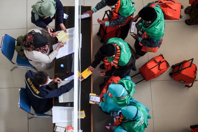 Petugas memeriksa kelengkapan calon jamaah umrah saat memasuki Terminal 2 Bandara Internasional Juanda Surabaya di Sidoarjo, Jawa Timur, Senin (14/3/2022). Foto: Umarul Faruq/ANTARA FOTO