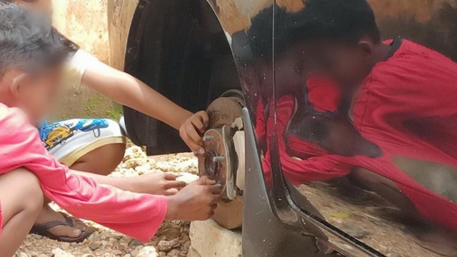 Terdakwa SJKA (16), saat lakukan reka ulang (rekonstruksi) kasus pencurian ban mobil, di Kabupaten Tuban. (foto: dok istimewa)