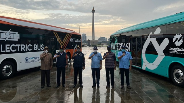 Gubernur DKI Jakarta Anies Baswedan (ketiga kiri) menghadiri acara peluncuran 30 armada bus listrik di kawasan Monas, Jakarta, Selasa (8/3/2022). Foto: Haya Syahira/kumparan