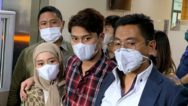Artis Rizky Billar dan Lesty Kejora usai diperiksa Bareskrim Polri soal Kasus Doni Salmanan, Selasa (22/3/2022). Foto: Nugroho GN/kumparan