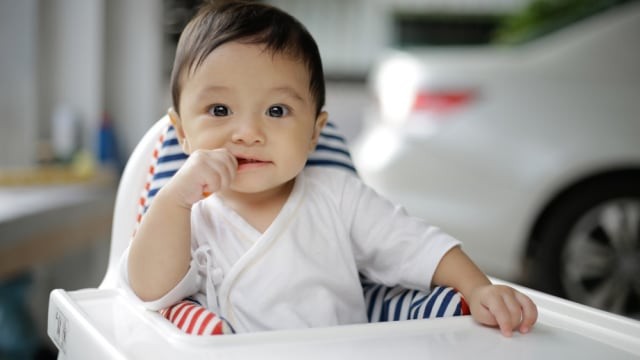 Ilustrasi bayi makan. Foto: Shutterstock