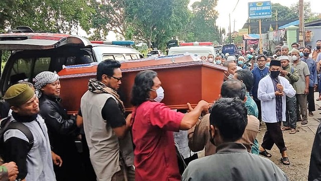 Jenazah terduga teroris, Sunardi, tiba di rumah duka di Gayam, Kabupaten Sukoharjo, Kamis (10/03/2022). FOTO; Agung Santoso