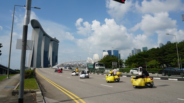 Liburan Anti-mainstream di Singapura dengan Berkeliling Naik Vespa Antik (249417)