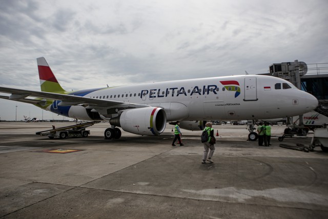 Petugas memeriksa kesiapan maskapai Pelita Air sebelum melakukan penerbangan perdana di Bandara Soekarno Hatta, Tangerang, Banten, Kamis (28/4/2022). Foto: Fauzan/ANTARA FOTO