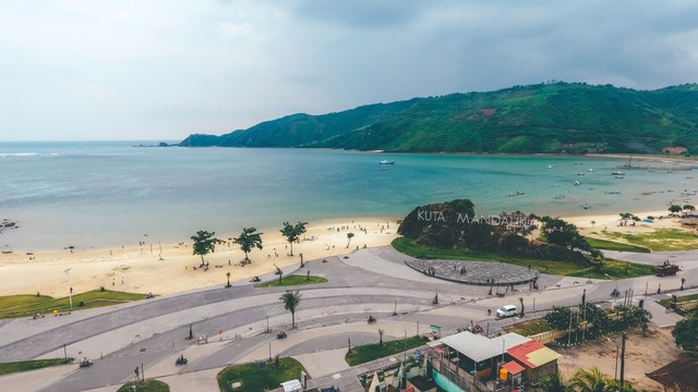 Pemandangan udara Kuta Mandalika, Pulau Lombok, Nusa Tenggara Barat, Indonesia Foto: Harry Hermanan/Shutterstock