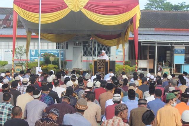 Solat Idul Fitri 1443 H secara berjamaah di Lapangan Olahraga Lapas Sekayu, Senin (2/5/2022).