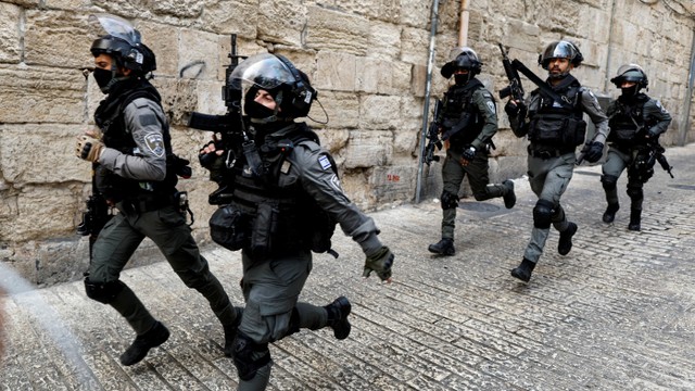 Polisi perbatasan Israel melakukan patroli di area di depan Gerbang Singa di Kota Tua Yerusalem, Minggu (17/4/2022). Foto: Ammar Awad/Reuters