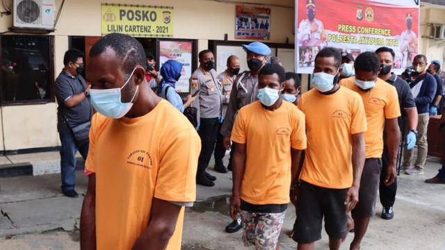 Lima warga negara Papua Nugini yang kedapatan membawa 21 kilogram lebih ganja di Kota Jayapura. (Foto Humas Polresta Jayapura Kota)  