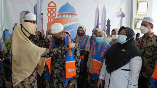 Pelepasan kebarangkatan calon jemaah umrah asal Kota Padang Panjang, Sumatera Barat, Senin 21 Februari 2022. Foto: Humas 