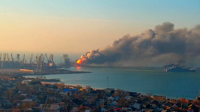 Asap mengepul dari kebakaran sebuah kapal Rusia, di pelabuhan Berdiansk, Ukraina, Kamis (24/3/2022). Foto: Kirillovka.ks.ua/Handout via REUTERS