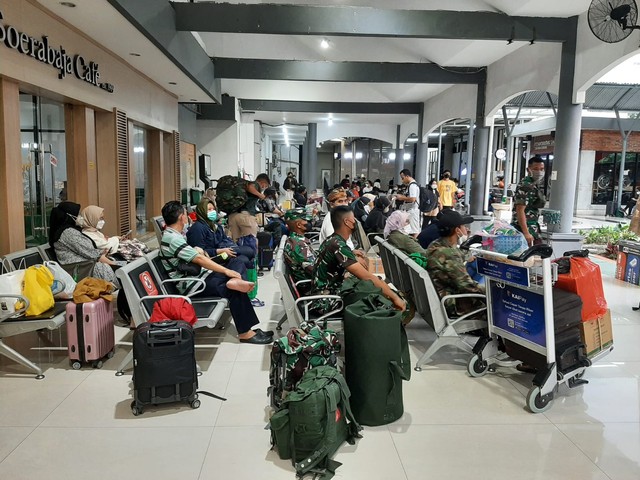 Kepadatan penumpang di Stasiun Gubeng, Surabaya.  Foto: Dok. Gabriel Jhon