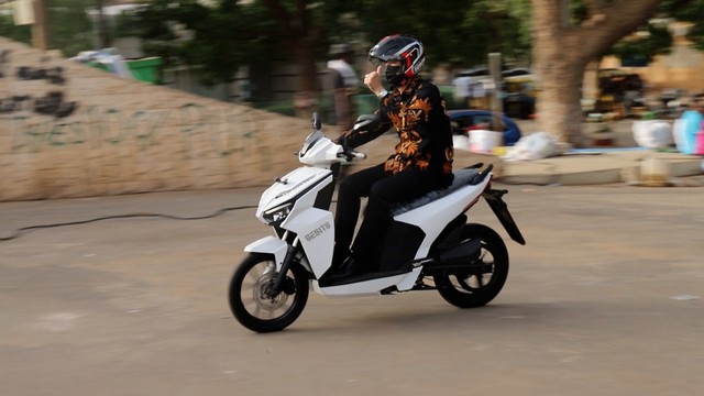 Dubes LBBP RI Dakar Dindin Wahyudin mengendarai motor listrik anak bangsa GESITS yang resmi mengaspal di Senegal, Afrika Barat, Selasa (8/6) Foto: KBRI Dakar