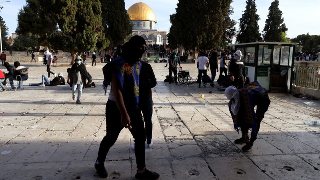 Para pengunjuk rasa Palestina bentrok dengan pasukan keamanan Israel di kompleks Masjid Al-Aqsa di Kota Tua Yerusalem. Foto: Ammar Awad/REUTERS