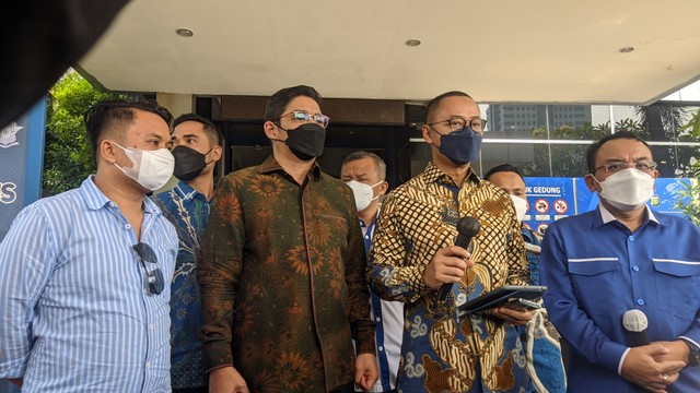 Ketua Fraksi PAN Saleh Daulay, Sekjen PAN Eddy Soeparno, dan Ketua BM PAN Pasha Ungu (ka-ki) di Polda Metro Jaya, Senin (25/4/2022). Foto: Jonathan Devin/kumparan