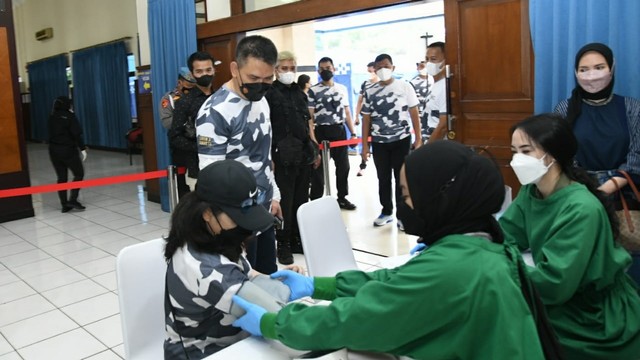 Korlantas Polri menggelar vaksinasi booster bagi komunitas alumni SMAN 3 Jakarta, Minggu (13/2/2022). Foto: Korlantas Polri
