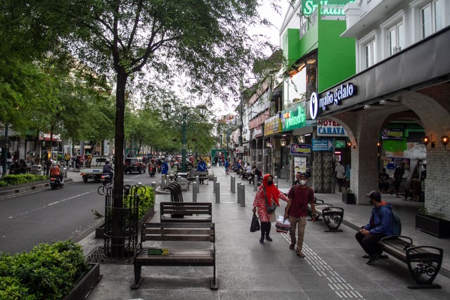 Wisatawan berada di kawasan Malioboro, Yogyakarta, Kamis (10/2/2022). Foto: Hendra Nurdiyansyah/ANTARA FOTO