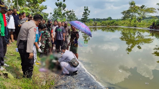 Petugas saat lakukan identifikasi mayat Galang Ardiansyah (12), pelajar asal Dusun Taji, Desa Sukorejo, Kecamatan Tambakrejo, Kabupaten Bojonegoro, yang meninggal tenggelam. Sabtu (07/05/2022) (foto: dok istimewa)