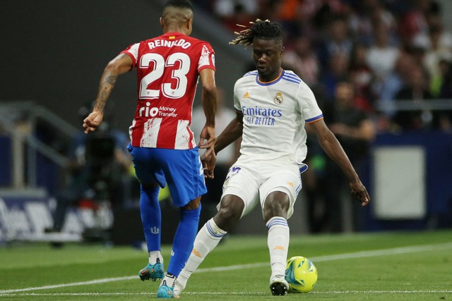 Pemain Real Madrid Eduardo Camavinga berebut bola dengan pemain Atletico Madrid Reinildo Mandava pada pertandingan lanjutan Liga Spanyol di Stadion Wanda Metropolitano, Madrid, Spanyol. Foto: Isabel Infantes/REUTERS