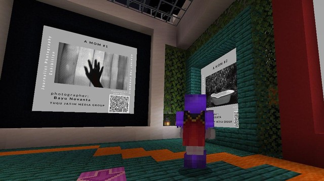 Ilustrasi virtual pengunjung berupa karakter avatar saat melihat karya fotografi milik Bayu Novanta (Tugu Jatim) di etalase galeri metaverse. Foto/dok.