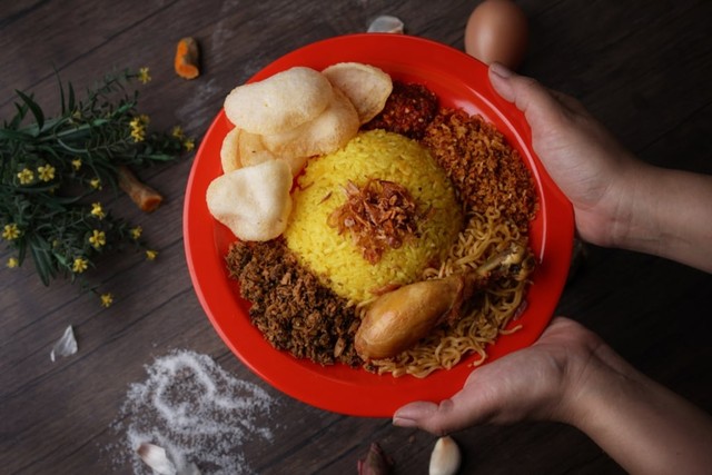 Ilustrasi Nasi Kuning Praktis. Foto: Shutter Stock