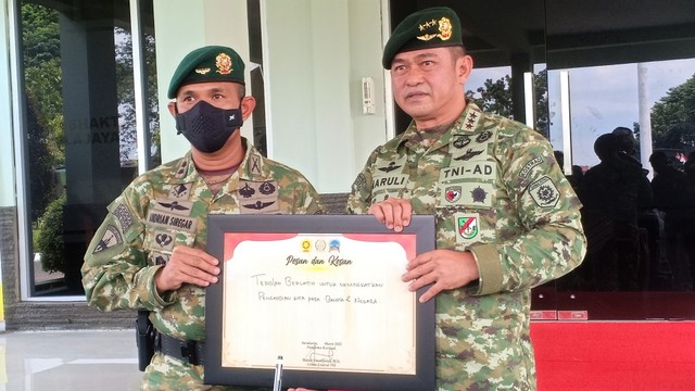 Pangkostrad Letjen TNI Maruli Simanjuntak saat mengunjungi Markas Brigif 06/Trisakti Balajaya di Sukoharjo, Jumat (11/03/2022). FOTO: Agung Santoso